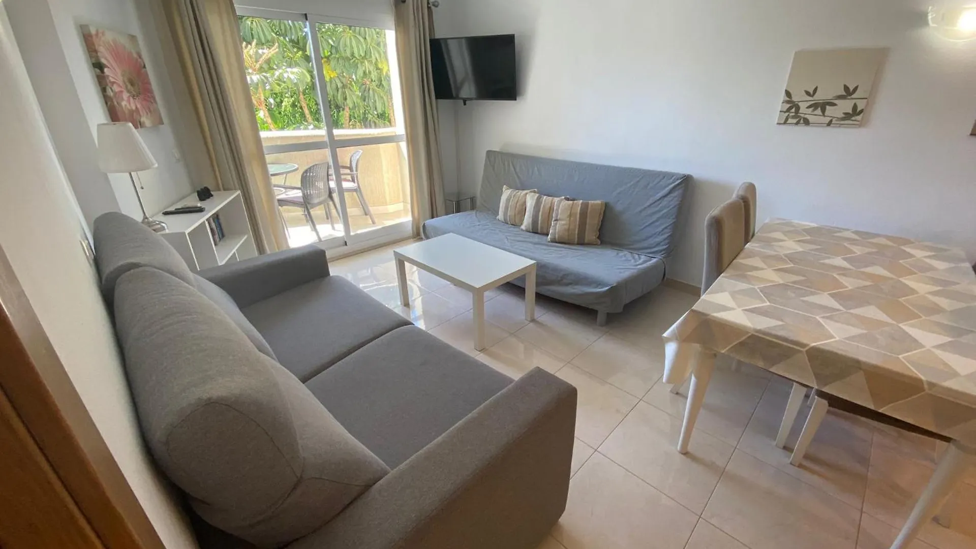 Benal Beach Superb Beach Front 1 Bedroom Apartment, Sleeps 5 Benalmadena Apartment